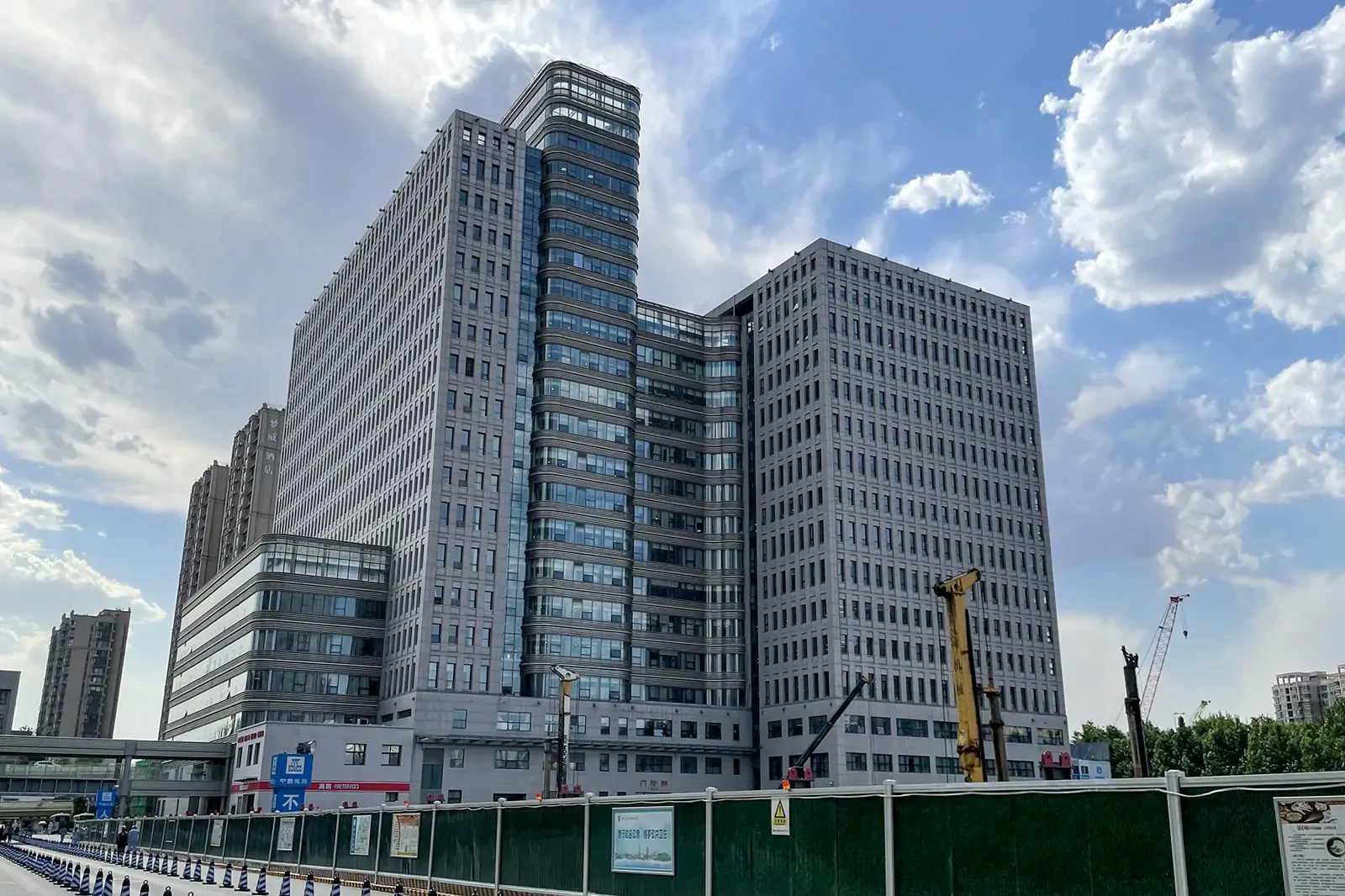 The First Affiliated Hospital of Zhengzhou University: foto asli bangunan rumah sakit