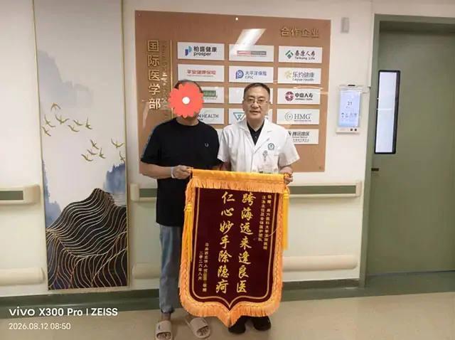 السيد HO يقدم راية شكر لطبيب بمستشفى الجامعة الطبية الجنوبية في شنتشن؛ ووجه المريض محجوب في الأصل