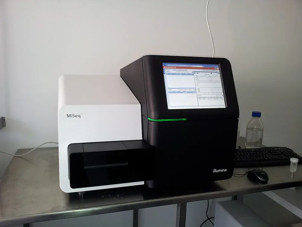 Foto perangkat pengurutan Illumina MiSeq di atas meja laboratorium